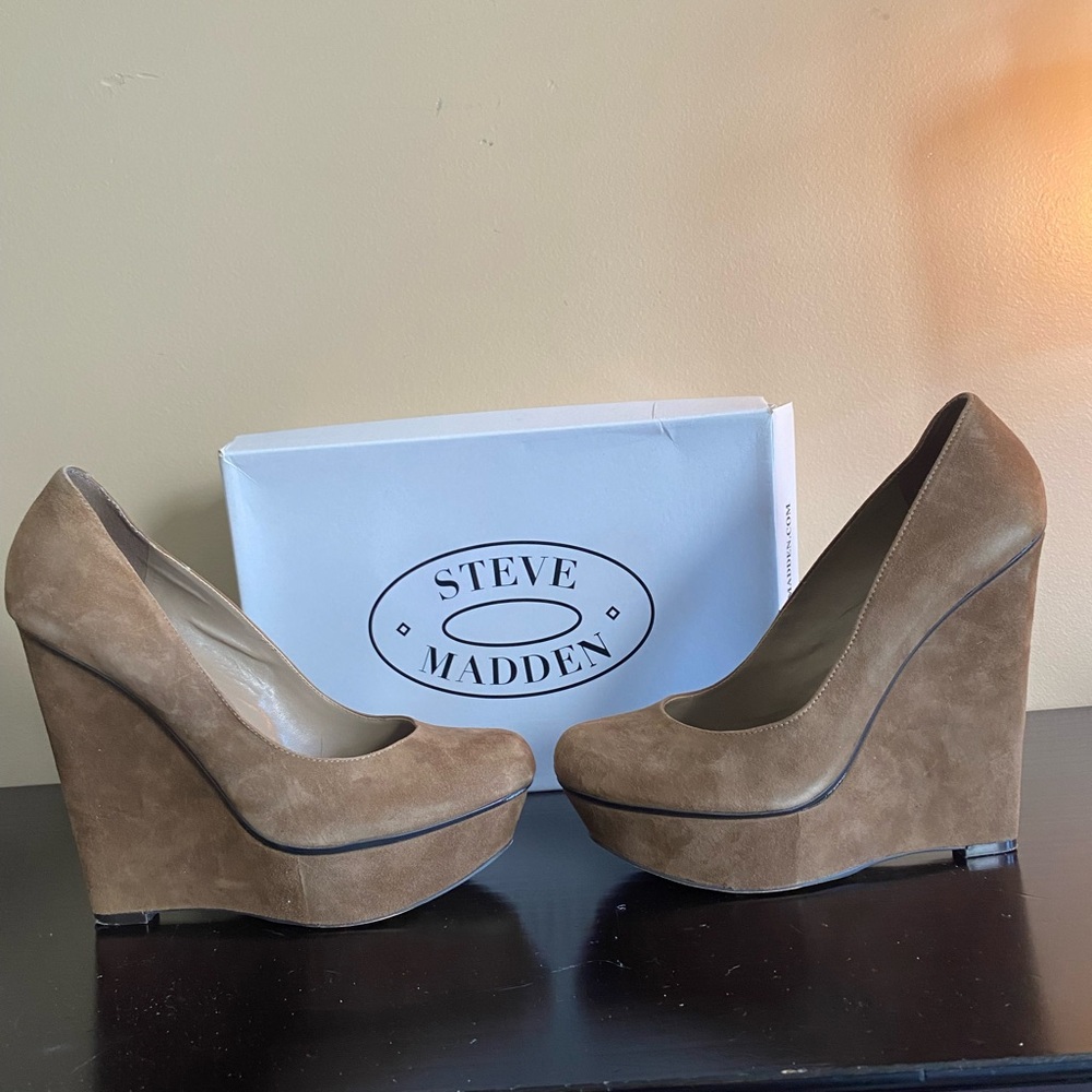 Steve Madden- Roxxie taupe suede wedge. Size 9.5. 5.5” heel and 1.5” platform